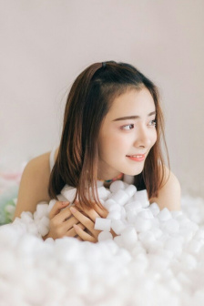 和妈妈在家里做运动的